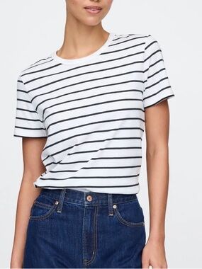 Abercrombie & Fitch women’s Essential Baby Tee Size S